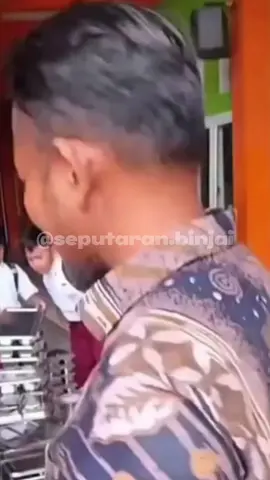 Belatung pada makanan program Makan Bergizi Gratis (MBG) yang akan dikonsumsi siswa sekolah dasar sekolah IT Azkia di Kecamatan Kota Juang, Kabupaten Bireuen, pada Kamis, 18 September 2025 membuat heboh.  MBG itu ditemukan dengan kondisi nasi berbau tidak sedap, lauk pauk yang diduga mengandung belatung, serta kualitas makanan yang secara keseluruhan dinilai tidak layak konsumsi bagi para siswa.  Temuan ini mengindikasikan adanya masalah serius dalam penyediaan makanan bagi peserta program MBG. Peninjauan kemudian dilanjutkan ke dapur penyalur makanan di Kecamatan Kota Juang.  Dari hasil pemantauan, ditemukan kesalahan dalam proses pengemasan makanan yang menyebabkan bau tidak sedap. Terkait temuan belatung, diduga berasal dari buah salak yang dikemas bersamaan dengan lauk pauk, sehingga belatung keluar dari buah tersebut. #aceh #bireun #mbg #makanbergizigratis #temuan 