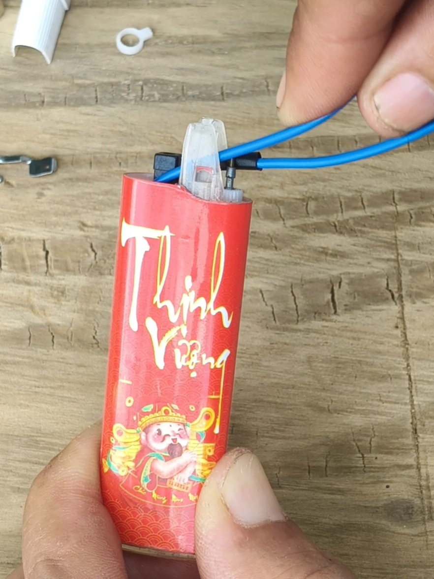 Mồi lửa đèn khò an toàn bằng bật lửa cũ 