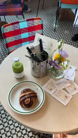 Vogue cafe at Corner Shop 180 strand for lfw 💛 #londonfashionweek #vogue #cafes #londonlife 