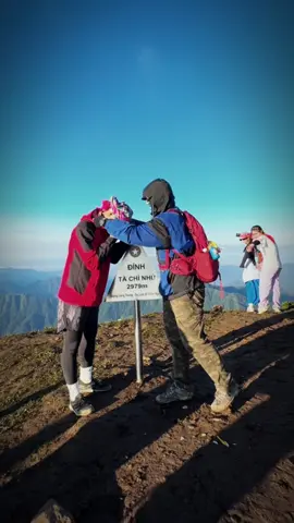 Đu trend trekking đỉnh Tà Chì Nhù thành công!!! Độ cao: 2979m #xuhuong #trekking #tachinhu2979m 