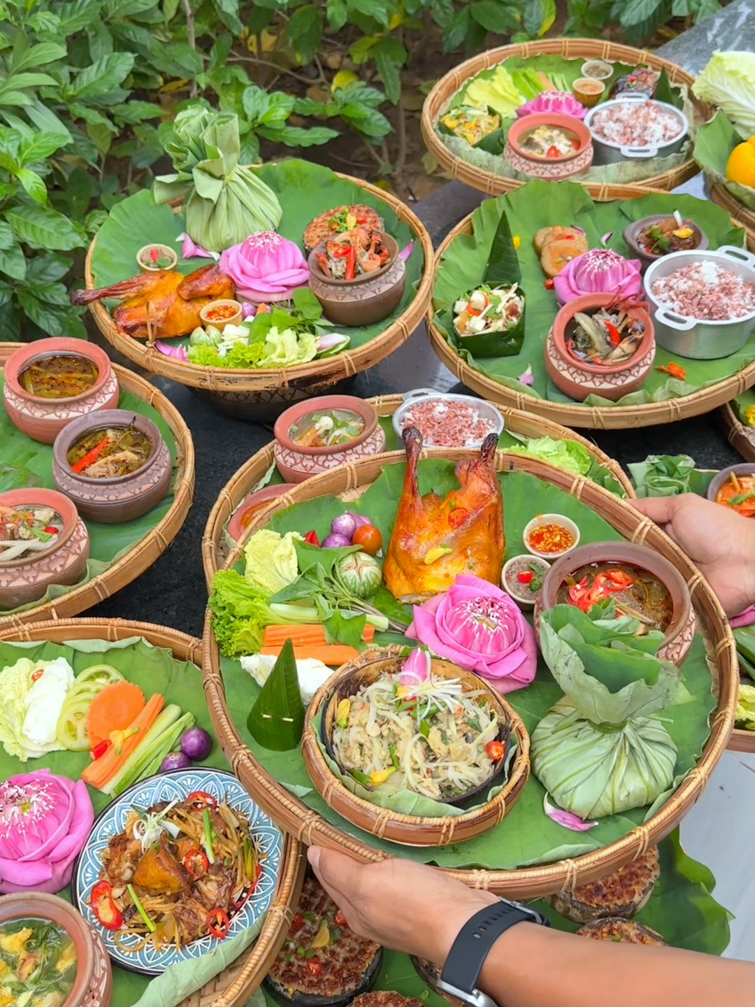 ឈុតអាហារថ្ងៃត្រង់អ្នកសៀមរាបទាក់ទាញគួរឲ្យចង់ញាំុណាស់ ពូកែតុបតែងថែមម៉ាក់កេយ៉េ បានទាំងសម្រស់ស្អាត បានរសជាតិឆ្ងាញ់🤤 @morodok.watbo #siemreapcambodia🇰🇭 #khmerfood #facetaste