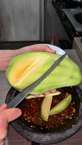 Kesampaian juga rujak mangga kiojay , ternyata gak asem sama sekali , teksturnya mirip magga manalagi tapi versi garing , mirip jambu juga hahaha enak nagih nih dibuat asinan kayaknya enak  #rujak #manggakiojay  #fyp #fyppppppppppppppppppppppp 