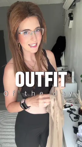 On s’habille ensemble… pendant que je vous raconte ma vie.. 😅😂 . #tights #nylon #collant #outfit #oodt 
