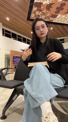 Setelah ku cek footage2 video sebelum boarding, ternyata emang bbrp maskapai pada delay di hari penerbanganku itu😔 Sempet nanya ke diri sendiri, kok @Garuda Indonesia on time yaa?!🥲