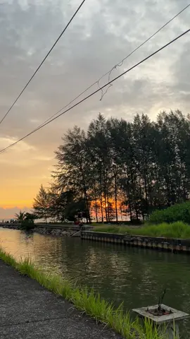 Senja di pantai mangguang pariaman🌅#pariamanrancak #berandatiktok #perantauminang #pantaivibes 