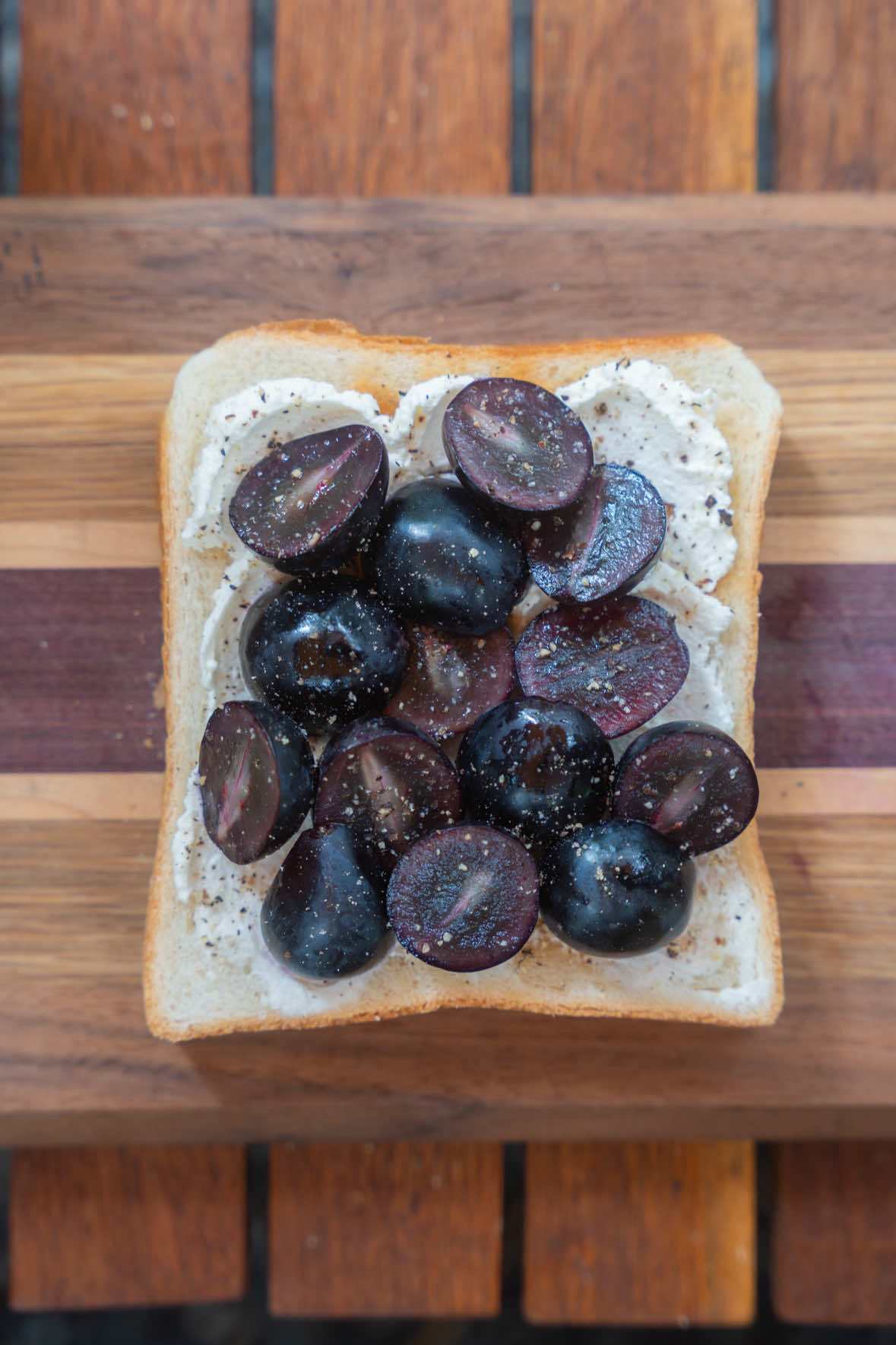 巨峰とクリチーのトースト🍇🍞 　 レシピはコメント欄に記載してます✍️ 　 #tiktokfood #cooking #food #camp #料理 