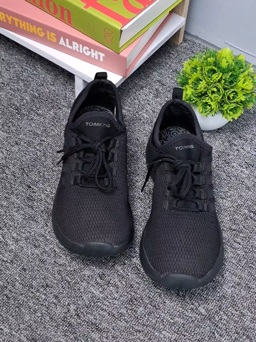 Cewek aktif wajib punya, sepatu slip-on kece tanpa bikin repot. Praktis dipakai, maksimal bikin percaya diri! #tomkins #sepatuwanita #sepatuhitam #sepatusekolah #fyp 