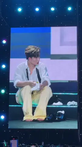 Thấy ngta hay độn giày thôi chứ chưa thấy ai đi 2 đôi tất bh , coi mặt Dương ngại kìa ©️ngocyunn #2025DuongDomicfanmeeting #DuongDomic #DomieHomie #linhmuonvaoshowbiz #monkeydsana💋 