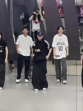 srds 可它是夜曲啊 #夜曲 #周杰伦 #bala编舞 #夜曲一响上台领奖 