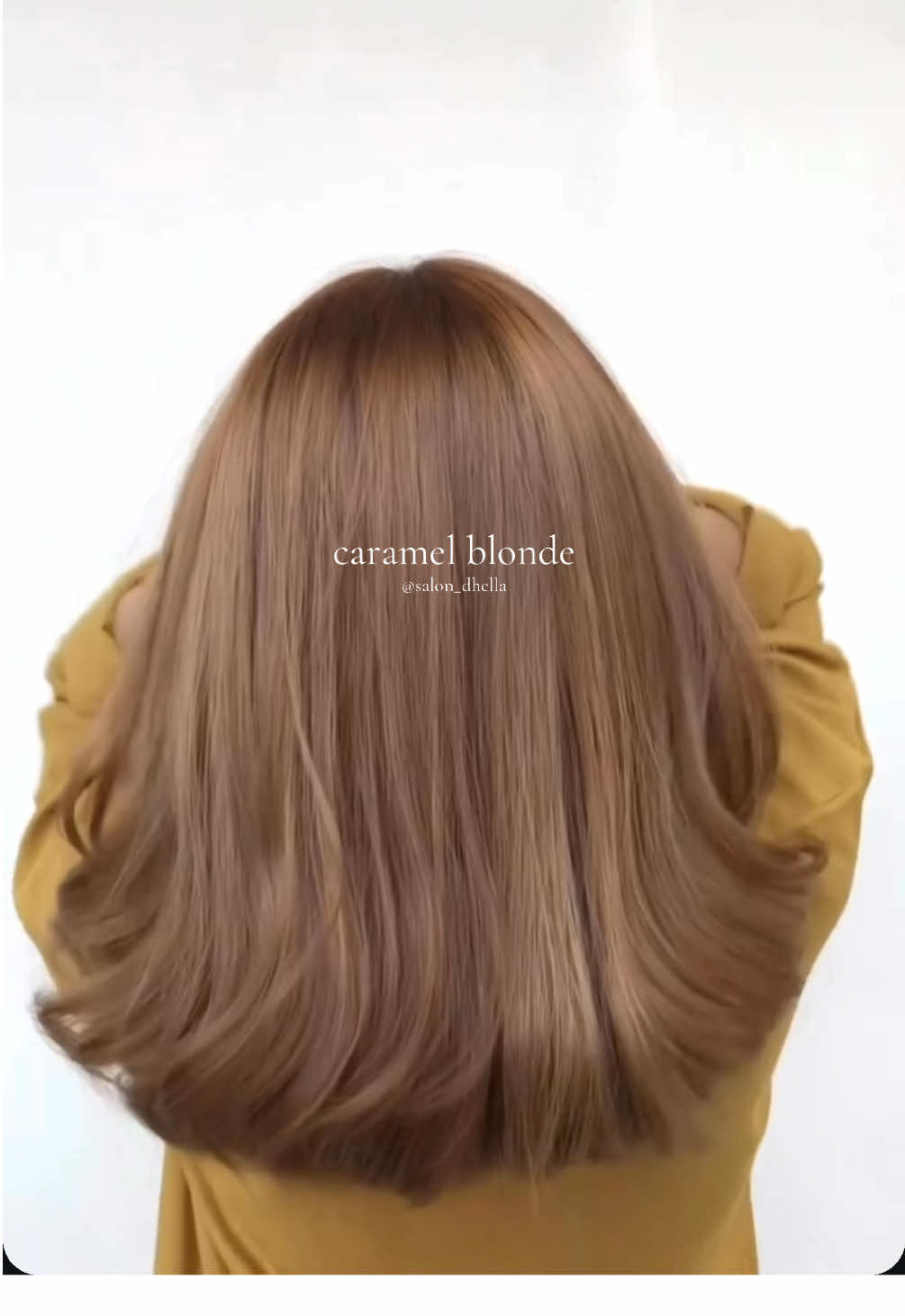 Caramel blonde  perpaduan warna rambut antara warna pirang keemasan dengan sentuhan warna coklat muda yang hangat, menciptakan tampilan yang berkilau, manis, dan terkesan mahal. 
