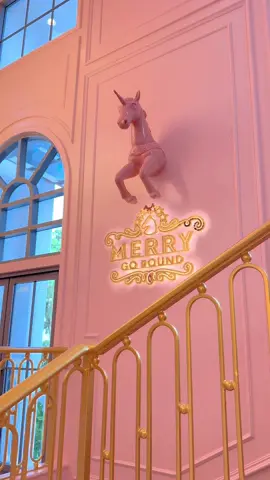 Merry Go Round Cafe คาเฟ่นาจอมเทียน ด้านในตกแต่งโทนชมพูพาสเทลสดใส มียูนิคอนเป็นกิมมิคสวยๆ โซนด้านนอกตกแต่งเป็นสวนยุโรป  #คาเฟ่พัทยา #เที่ยวคาเฟ่ #tiktokกินเที่ยว 