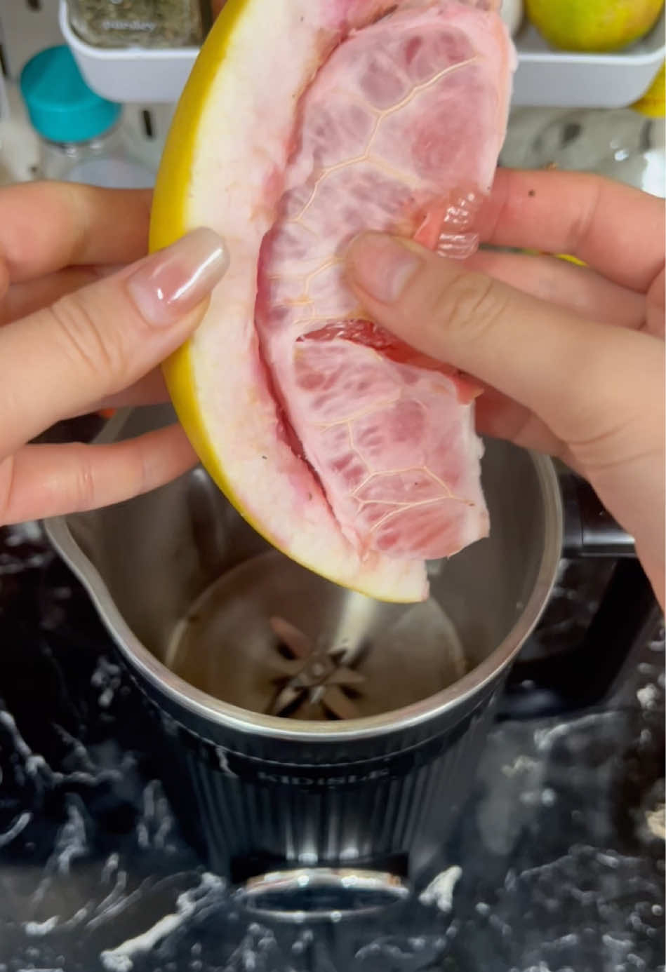 Pomelo grapefruit ginger juice 🥤 this machine has been saving me from my morning chaos😎👌 #fallfreshness #fyp #nutmilkmaker #pomegranate #juice 
