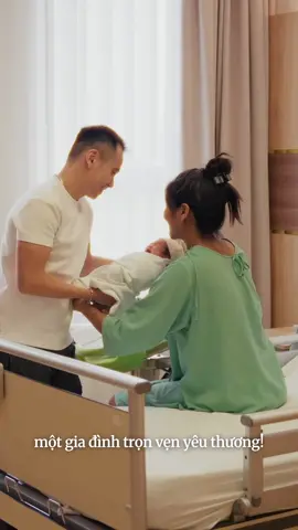 Nơi con đến trong yêu thương là những khoảnh khắc nho nhỏ, nhưng thiêng liêng với ba và mẹ.  Và bé con của ba mẹ, mừng con đã đến với gia đình mình - nơi con được chào đón trong một tình yêu thương đong đầy. #Hen #HHenNie #vinmec #noicondentrongyeuthuong