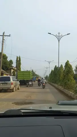 antrian biosolar adalah cermin: bukan karena rakyat tamak, tapi karena negara gagal mengatur. Kelangkaan solar bukan soal cuaca atau nasib, tapi soal kebijakan yang tak berpihak pada rakyat kecil. Jika energi bangsa dikuasai segelintir, maka yang mengular bukan hanya antrian, tapi juga penderitaan rakyat. Pertamina penuh antrian, jalanan penuh keluhan—namun pejabat tetap penuh alasan. @Andriyadi @_prabowosubianto @pertamina #fyp#tiktok.#metro#lampung