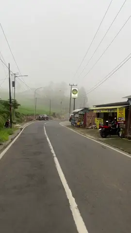 Cafe di ketinggian 1600an mdpl di CANGAR,BATU. Cafe dengan hawa sejuk dan dingin dengan view pegunungan harga menunya masih pas di kantong ada yang yang sudah mampir???? #cangar #batu #pondokwelirangcafe #fyp 