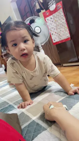 Thấy mẹ đang truyền lo lắng ra hỏi thăm mẹ,, đúng là cục đáng yêu❤️❤️