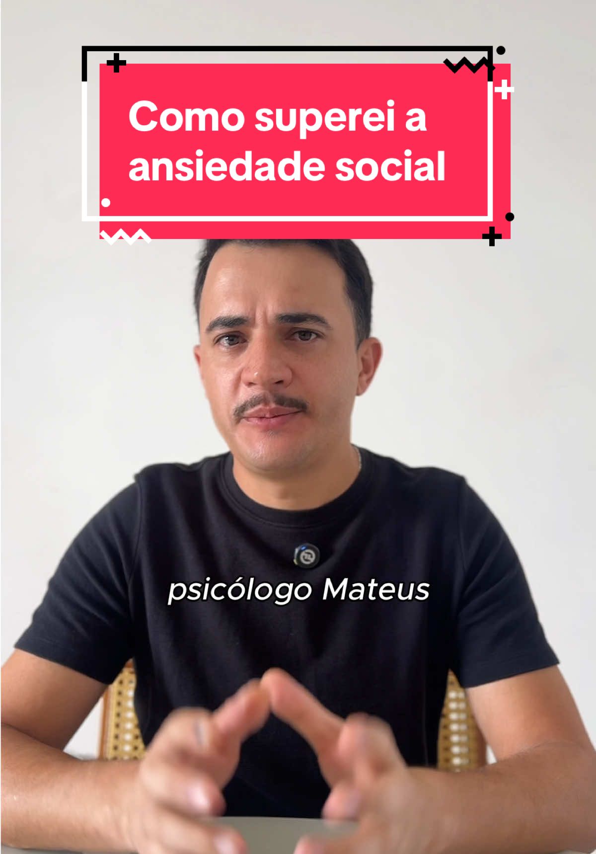 Você já percebeu como o medo te convence a fugir de situações sociais? Ele sussurra que é mais seguro se calar, baixar os olhos, inventar uma desculpa. Na hora até parece alívio. Mas depois vem a culpa, a solidão e aquela voz: “por que eu não consegui ser eu mesmo?”. E aqui tá o ponto: o medo não some quando você foge. Ele cresce. Cada vez que você recua, o corpo entende que estar entre pessoas é perigoso. E fica ainda mais difícil da próxima vez. Mas não precisa ser sempre assim. Do mesmo jeito que sua mente aprendeu a disparar esse alerta, ela pode aprender a baixar o volume dele. A cada pequeno passo, você prova pra si mesmo que não precisa se anular pra ser aceito. É isso que eu ensino no Coragem: como transformar o medo que te paralisa em presença real, pra você conseguir se expressar, se conectar e viver com leveza. Acesse o LINK DA BIO e entre hoje mesmo no Coragem #traumas #traumasdeinfancia #ansiedadesocial #fobiasocial #medo 