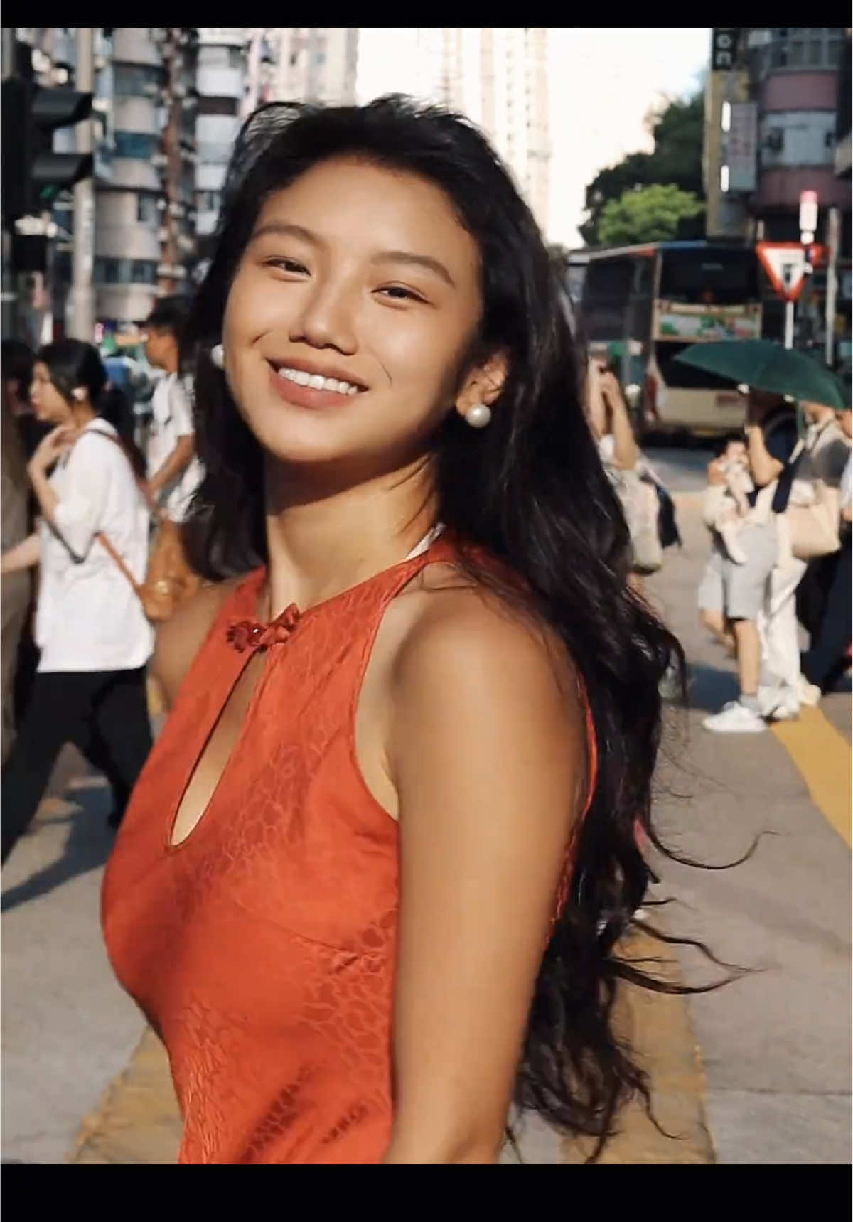 👔🌙 Anh khẽ hỏi: “Nếu có thêm một tấm vé, em có cùng anh rời đi không?” Giữa khung cảnh Hong Kong thập niên 90, ánh đèn neon phản chiếu trên con phố náo nhiệt, tà áo váy jeans, áo sơ mi rộng cùng tiếng nhạc xưa vang lên từ quán nhỏ nơi góc đường. Một khoảnh khắc vừa cũ kỹ, vừa lãng mạn – như thể thời gian ngừng lại chỉ để dành cho hai người. #HongKongVintage #VẻĐẹpPhươngĐông #NếuCóThêmMộtTấmVéLiệuCóĐiCùngAnh #HongKongThậpNiên90 #KhungCảnhĐiệnẢnh 🎬🏮