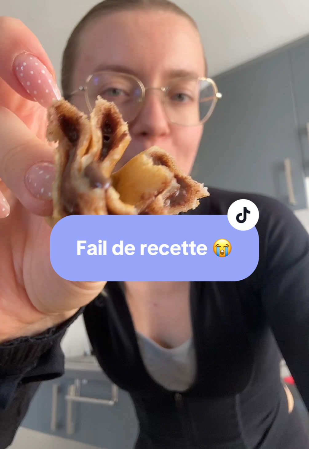 Je ne savais pas que c’était possible de rater ses crêpes 😭 bon j’suis un peu marseillaise, les deux premières n’étaient pas top niveau texture, mais j’ai ajusté la pâte à crêpes en ajoutant un peu de lait et c’était parfait. Je ne comprends vraiment pas l’intérêt de faire reposer la pâte… ces crêpes n’étaient pas aussi bonnes que d’habitude… à ne pas reproduire 🥲 #fail #recette #recetteratée #crepes #crepesnutella 