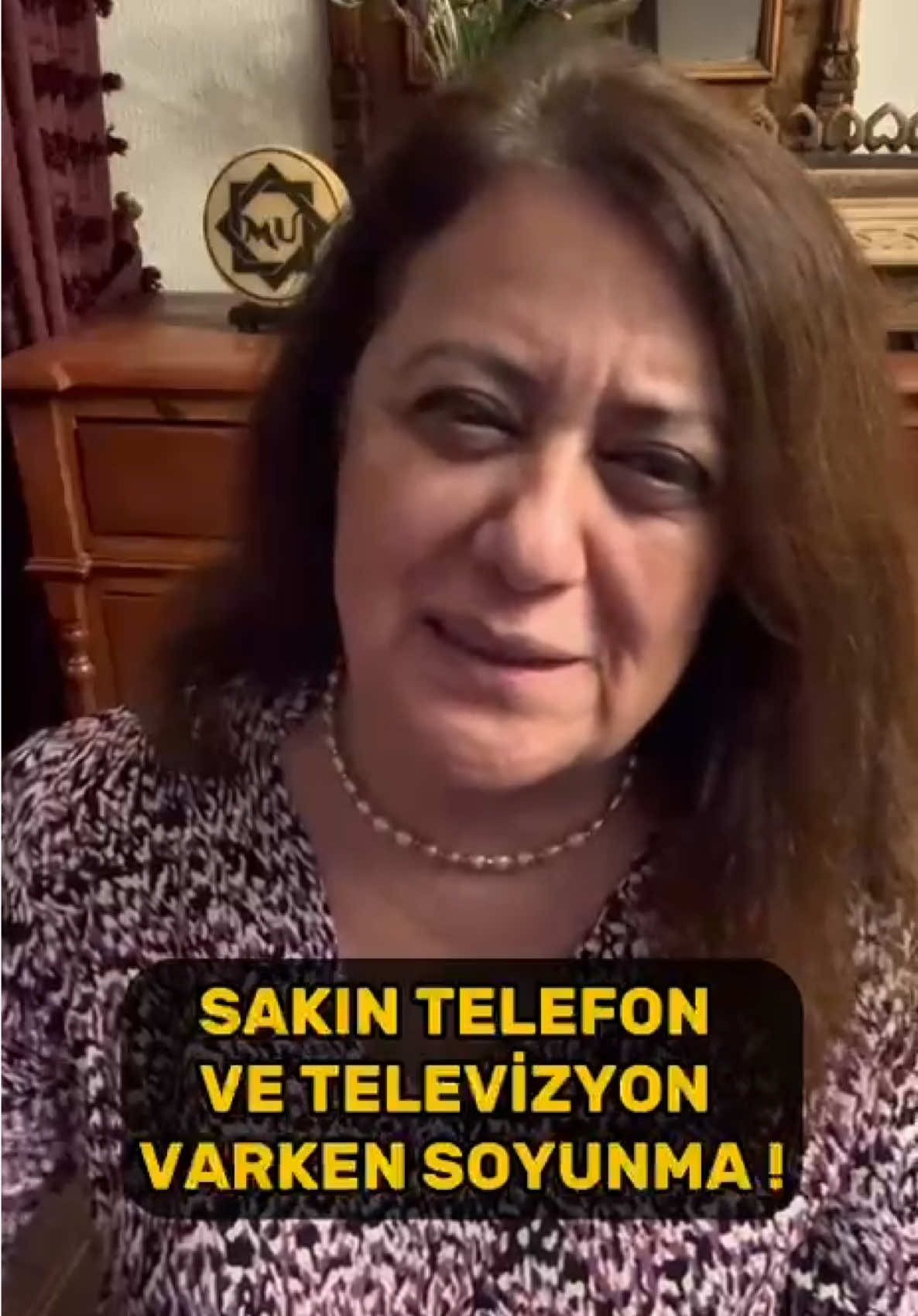 SAKIN TELEFON VE TELEVİZYON VARKEN SOYUNMA!  Siz bu konuda ne düşünüyorsunuz?  Bu diziyi daha önce izlediniz mi? Kimler izledi? Yorumlara yazın … . . . . . . #televizyon #telefon #gizli #kisiselgelisim  #keşfet                         @lemurya.akademi 