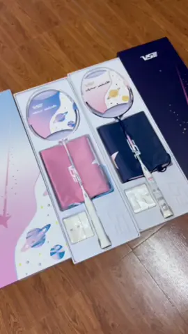 Cây vợt có khả năng phát sáng trong bóng đêm? Màu xanh nhạt còn 1 cái, xanh than còn vài cái thôi mấy bà múc lẹ nha. #testvotcaulong #votcaulong #vsstarwish #caulong #dammecaulong 