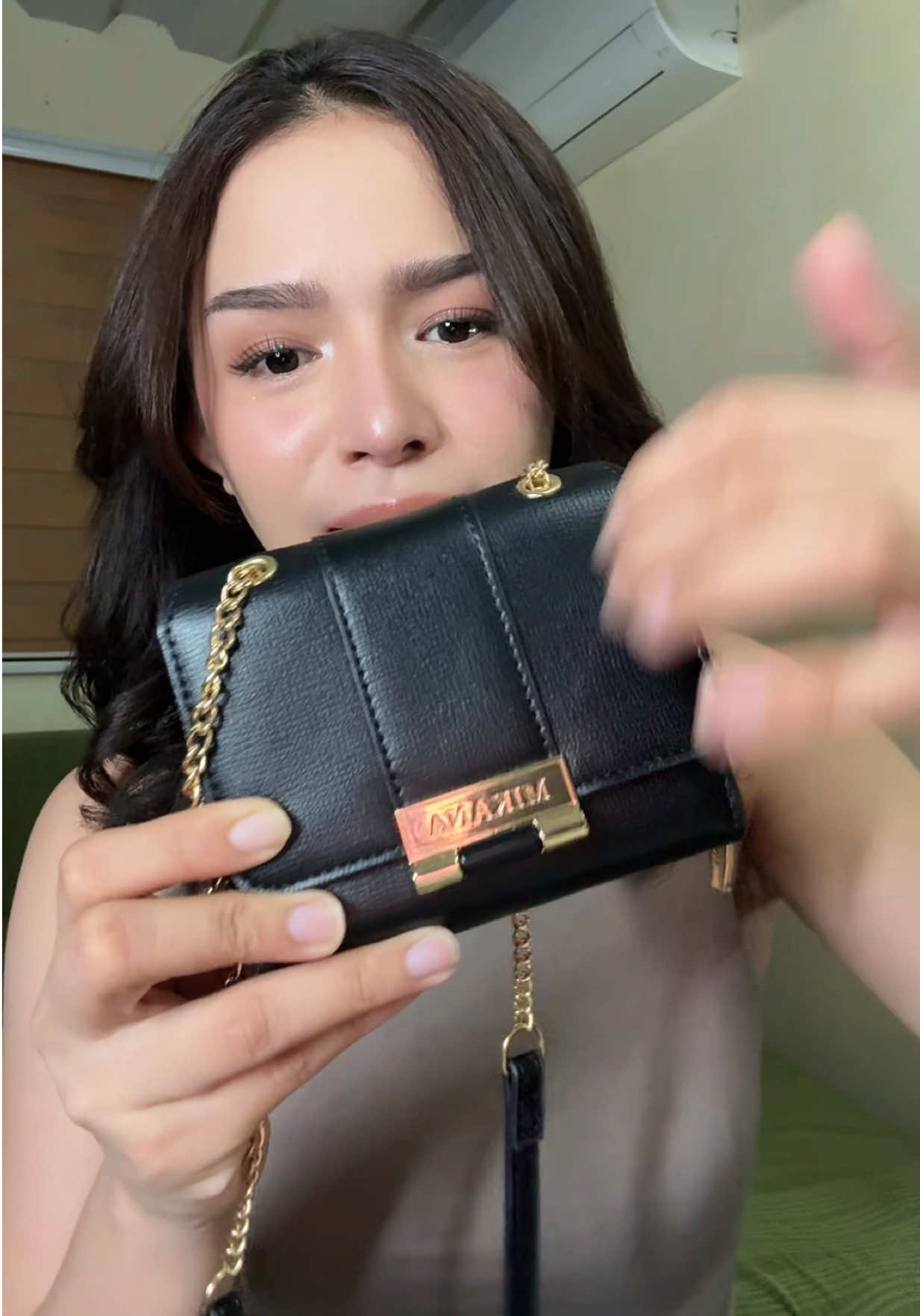 Replying to @🤎 ang kasagutan lol #slingwallet #mikanawallet #christmasgiftidea 