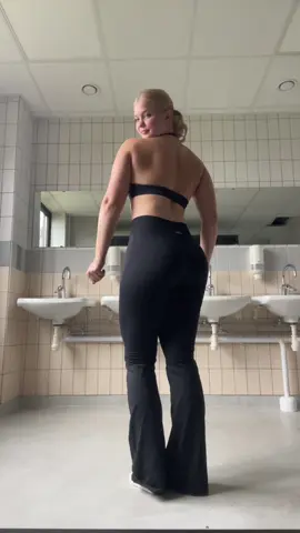 Rygg och 🍑 i en #gym #fyp #18 #gymgirlsoftiktok #forupage 