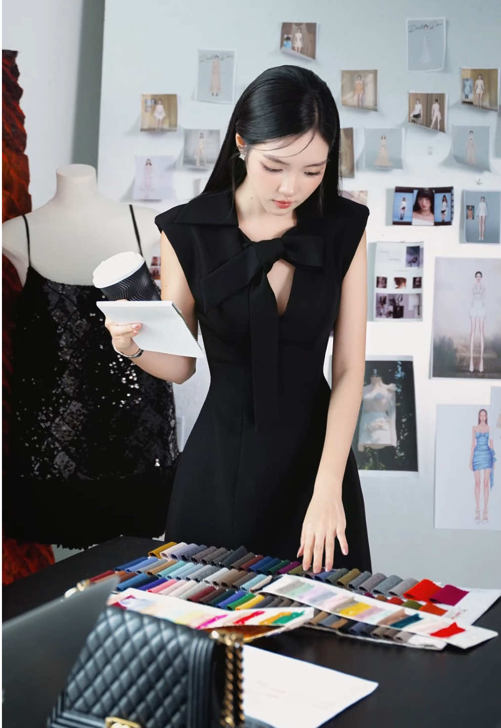 Những ngày cuối tuần, nàng chọn chiếc đầm đen hiện đại nhấn nơ cổ cho phong cách công sở  #darlingdiva #viral #damcongso #thoitrangthietke #thoitrangcongso 
