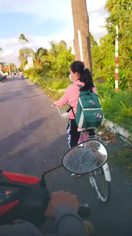 Buổi chiều cuối tuần về thăm ,hai chị em vô tình gặp ,con gái cưng đang tan học ,chạy xe đi học 1 mình ,về thương gái cưng ,lắm năm nay lên lớp 6 rồi tự chạy xe đi học thuong lm