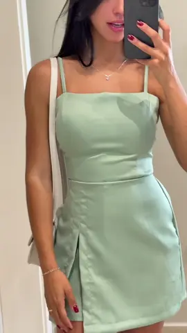 ✨ Sofisticação e conforto em uma só peça! Esse macaquinho curto de alfaiataria é perfeito para criar looks elegantes sem perder a praticidade. Combine com salto para um visual fashion ou tênis para um estilo mais casual. #MacaquinhoFeminino #ModaAlfaiataria #LookChic #EstiloFeminino #ModaTendência   