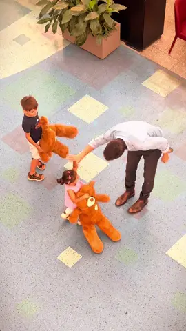 Test sociale n.135 | più sono piccoli, più sono gentili 🧸❤️ #socialexperiment #kindness #bekind #kidstiktok #fyp 