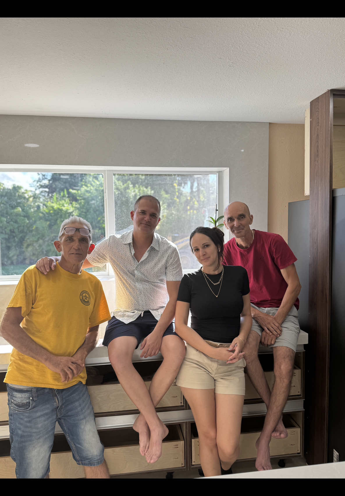 Disfruto mucho cocinarle a la gente, compartir con mi familia y que todos los que vengan a mi casa se sientan bien. Para mí, atender a los demás es lo más importante, porque así es como yo veo lo que significa tener un buen corazón. Yo soy de las que, cuando vienen personas a mi casa, prefiero no comer, prefiero no sentarme, pero prefiero que todos los que entren se sientan felices, atendidos y cómodos. Porque para mí, eso es lo que debe hacer una buena anfitriona. #familia #amor #momentos #cocinaencasa #compartir   