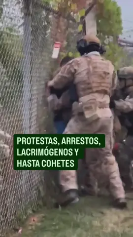 Lacrimógenos y hasta cohetes durante enfrentamientos entre agentes de #ICE y manifestantes.