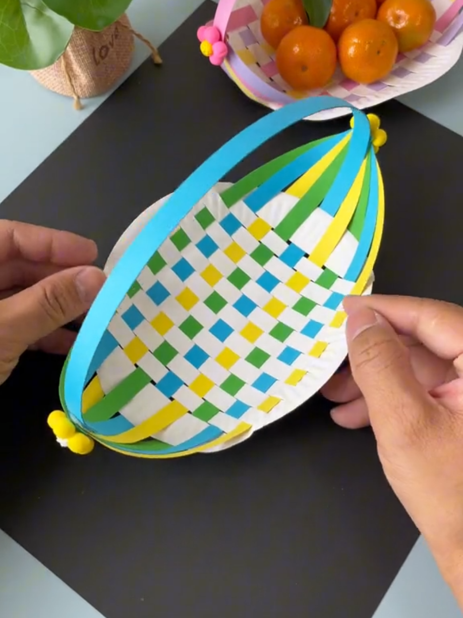 အရောင်တင်ထားသောစက္ကူ strips များနှင့်အတူတကွထားရန်တစ်ခါသုံးပြားများကို အသုံးပြု. လှပသောသစ်သီးရွက်များထဲသို့ထည့်ပါ။ #handmade Diy #kindeargarten လက်မအရွယ် # မိဘ - ကလေးလက်မဟူဖွဲ့