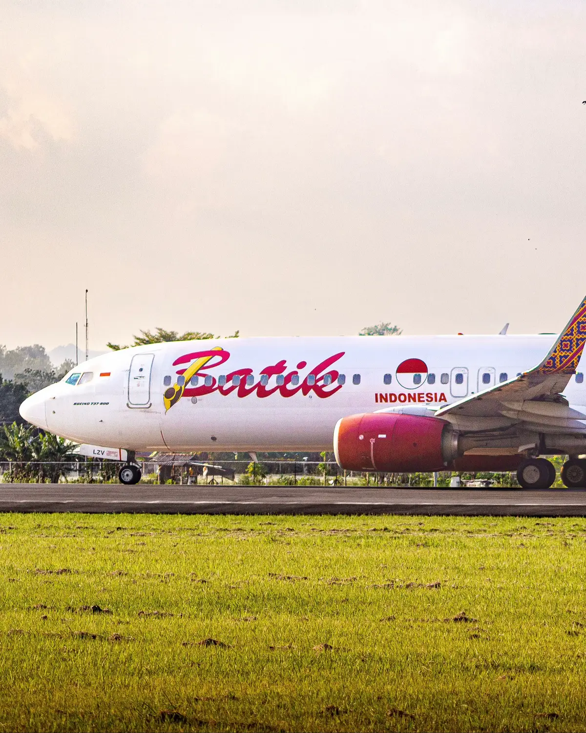 📍 Adisumarmo International Airport 🇮🇩 Batik Air ✈️ Boeing 737-8GP NG • Batik Air Indonesia • Reg: PK-LZV • Rute: SOC–CGK • Informasi: Explore the Spirit of Batik