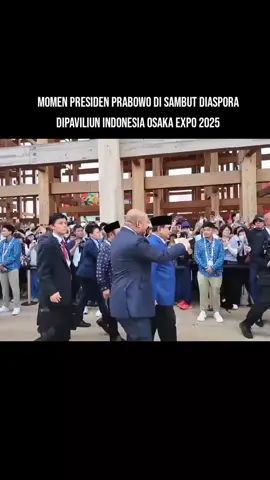 Presiden Republik Indonesia  Expo 2025 Osaka, Jepang. Ia hadir mengenakan jaket biru tua dan berkacamata hitam dan disambut antusiasme para diaspora Indonesia, Sabtu (20/9). “Pak Prabowo!” sapa para pengunjung dengan meriah. Prabowo lalu menghampiri mereka dan menyempatkan untuk bercengkrama sejenak, bersalaman, dan berfoto bersama. Paviliun Indonesia di Osaka Expo ini adalah salah satu spot favorit di gelaran itu, dengan sekitar 30 ribu pengunjung setiap harinya. Paviliun Indonesia memiliki ciri khas tersendiri dengan tema “Thriving in Harmony – Nature, Culture, Future”, terinspirasi dari filosofi Bali Tri Hita Karana yang menekankan harmoni antara manusia, alam, dan Tuhan. Pada saat Prabowo datang, Paviliun Indonesia menampilkan tarian yang diiringi musik Indonesia berjudul “Maumere”. Prabowo pada kesempatan itu didampingi oleh putranya Didit Hediprasetyo. Bangunan paviliun ini dirancang menyerupai kapal, merepresentasikan sejarah maritim Nusantara. Desain ini menggabungkan estetika kontemporer dengan nilai tradisional, menggunakan material ramah lingkungan seperti kayu Plana campuran sekam padi dan sampah plastik daur ulang. Sistem pencahayaan dan pendinginan yang hemat energi juga diterapkan, menegaskan komitmen Indonesia terhadap pembangunan berkelanjutan. Paviliun Indonesia dibagi menjadi tiga zona besar sesuai temanya: Nature yang menampilkan hutan tropis mini lengkap dengan efek kabut, kelembapan alami, dan suara atmosfer yang menciptakan suasana seperti berada di alam Indonesia sesungguhnya. Di dalamnya, terdapat karya seni dari seniman-seniman ternama Indonesia. Culture yang mengangkat keragaman budaya serta adat Indonesia. Salah satu magnet utama di Area Culture adalah pameran foto Wajah Nusantara karya fotografer ternama Davy Linggar. Pameran ini menampilkan serangkaian potret wajah dari berbagai suku dan profesi di seluruh penjuru Indonesia. Selain itu, ditampilkan pula koleksi senjata pusaka tradisional dari berbagai daerah, yang merefleksikan nilai sejarah dan identitas budaya. Pengalaman budaya ini semakin diperkuat dengan instalasi video yang menyoroti seni bela diri serta keahlian para pandai besi tradisional Indonesia. Sementara dalam area Future, pengunjung dapat menyaksikan peran kebijaksanaan lokal dalam membentuk masa depan Indonesia. Pameran warisan tekstil yang ditampilkan dengan formasi tujuh layar kapal Phinisi, melambangkan warisan maritim Indonesia. Tidak hanya itu, sajian kuliner khas Indonesia juga bisa dicicipi oleh para pengunjung dari seluruh dunia #prabowosubianto #presidenindonesia🇮🇩🇮🇩🇮🇩 #osakajepang