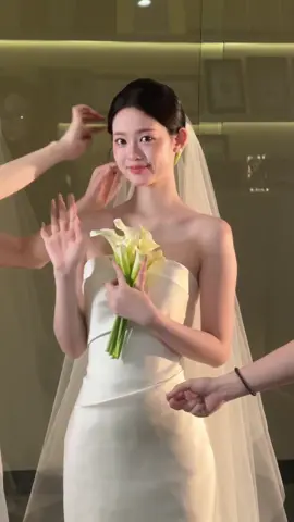 Xu hướng là càng đơn giản càng sang nhé các 🍓#weddingmakeup #vaycuoithietke #wedingvideo #viral #weddingstudio 