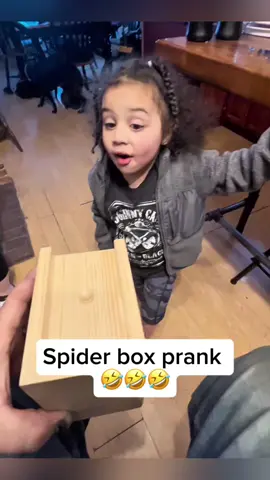 Spider box prank 🤣🤣🤣#scared #scareprank #virral #trending #viralvideo 