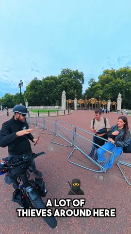 Saw two people about to lose their phones in seconds… so I stopped and gave them free safety straps ⛓️📱Protect your phone, stay safe in London!” #holdtight #safe #phone #london #free 