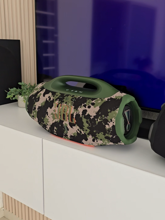 🔥 Los nuevos JBL Boombox 4 llegaron con toda en Colombia 🇨🇴 Negro 🖤 y camuflado 🟢… la potencia se siente, los bajos retumban y esta canción suena brutal 🎶 Dime cuál te llevarías tú 👇 #JBLBoombox4 #SonidoQueImpresiona #BassPower #PrimiciaColombia #lonuevo 