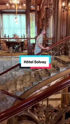 L’Art Nouveau dans sa perfection 🥹 Retour à Bruxelles pour découvrir l’un des plus grands chefs-d’œuvre Art Nouveau : l’Hôtel Solvay ! Il a été bâti par l’initiateur du mouvement, Victor Horta. J’ai vu pas mal de constructions Art Nouveau, mais celle-ci est d’un niveau exceptionnel. Horta a eu un budget presque illimité, lui permettant d’expérimenter et d’oser ! Un régal 😍 Et bonne nouvelle, vous pouvez aussi visiter l’Hôtel Solvay en réservant vos billets en avance sur leur site ! Vous ne serez pas déçu 🙂 Et remontez mon feed si vous voulez découvrir d’autres pépites à visiter à Bruxelles.  Allez, belle journée 🥰 #artnouveau #bruxelles #belgique #architecture #histoirederue 
