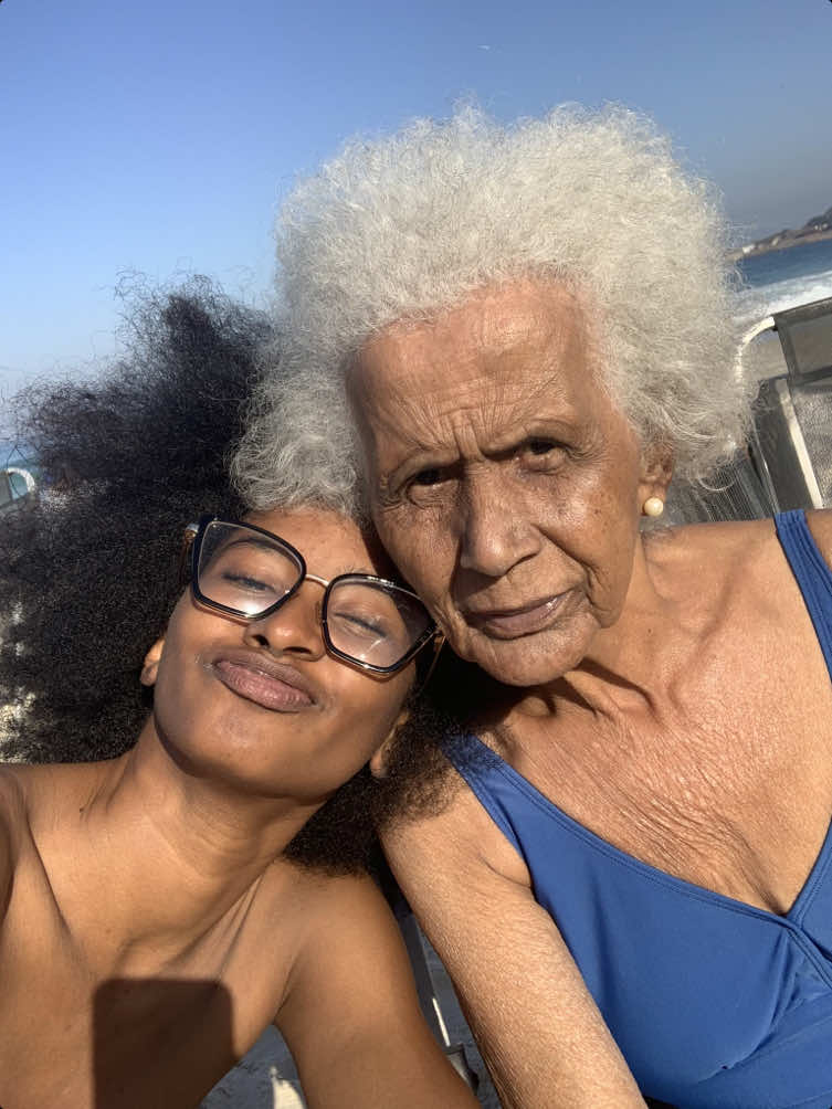 Toda hora eu solto ditado que aprendi com a minha vó, mas dessa vez eu pedi a ela pra falar um e explicar quando usamos.  Esse aí eu nunca tinha ouvido, mas adorei. Sou um pingo d’água na folha do inhame ✨😎