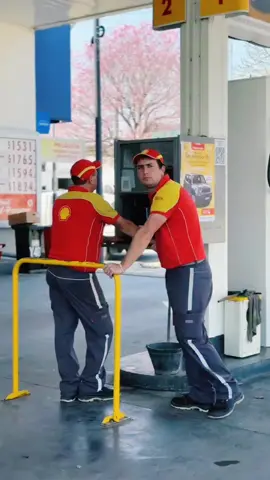 🚨 Indignación en Crespo: Shell tuvo que bajar un video que simulaba el secuestro de una mujer como parte de una publicidad 👉 En el spot, dos playeros meten a una joven en el baúl de una camioneta y comentan: “Otra vez la piba esta. Cuándo será el día que la mandemos por ahí”. 💥 La reacción en redes fue inmediata: repudio total por apología de la violencia de género. ⚠️ Tras el escándalo, la empresa pidió disculpas y reconoció que el contenido fue “inapropiado y doloroso”, comprometiéndose a que no se repita. 🔴 La polémica reabre el debate sobre los límites de la publicidad y la responsabilidad social en temas tan sensibles. #PublicidadPolémica #ViolenciaDeGénero