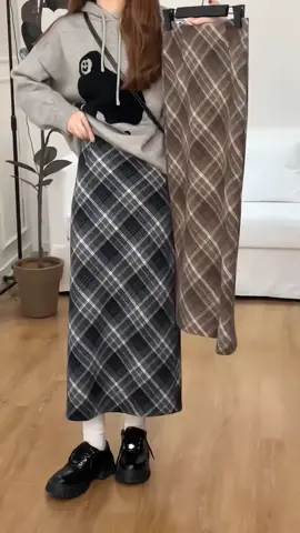 Chân váy caro dáng vintage, cạp cao tôn dáng thon gọn cho mùa thu đông 🍂 Thật sự mê mẩn vì quá dễ phối đồ! #ChânVáyĐông #HômNayMặcGì #FanCaro #TrangPhụcHẹnHò #KhôngKhíThuĐông 
