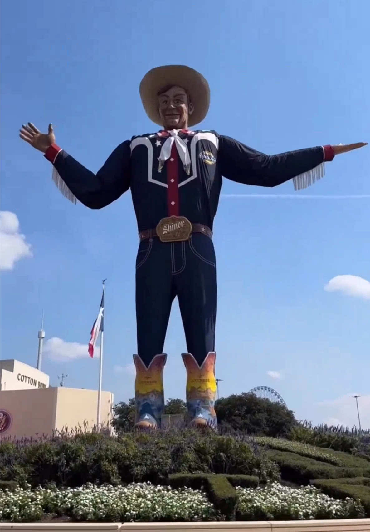 Hold on tight, folks! 🎡 There are only 6 DAYS until the State Fair of Texas! 🤠 Friday, September 26 - Sunday, October 19 #ThingsToDolnDallas #DallasTx #DallasNightlife 