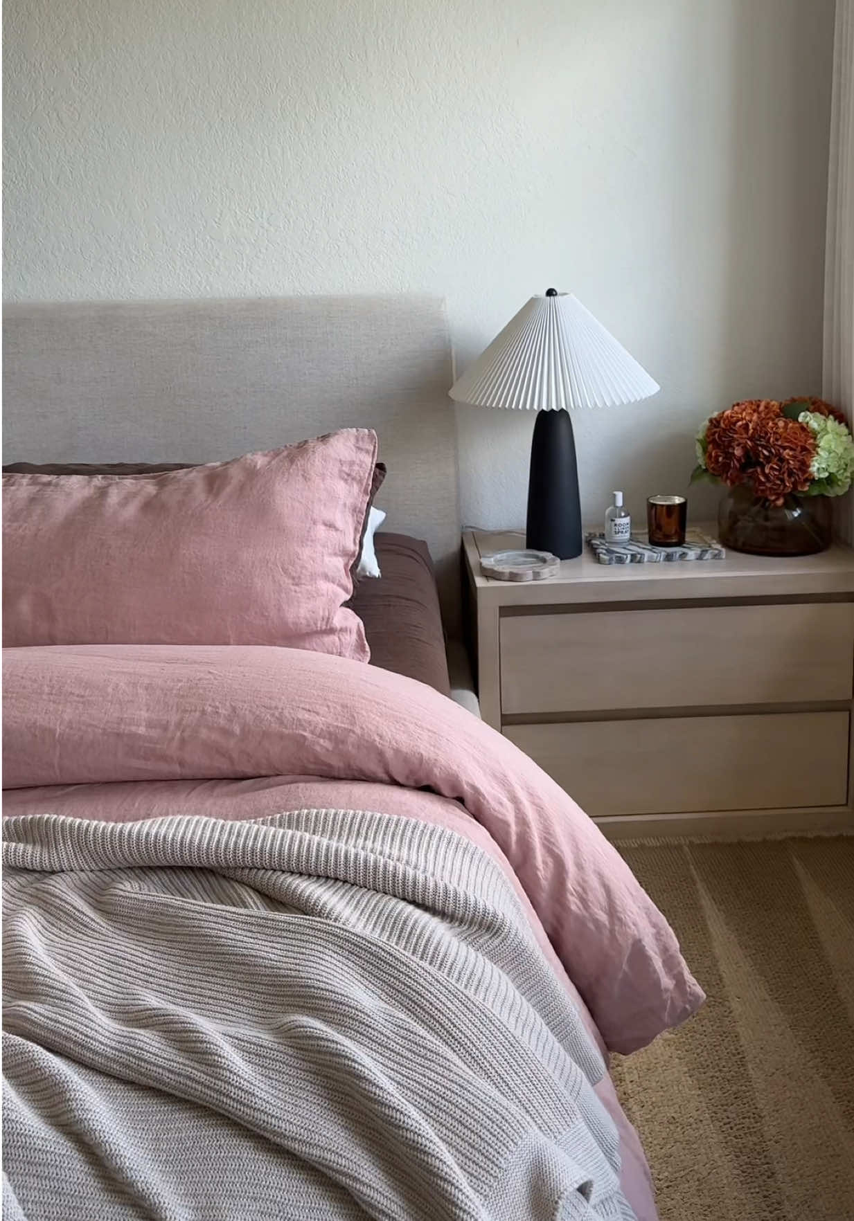 This combo is giving strawberry milk chocolate ice cream lol 🩷🤎..use my code INFG-25 VICKYCALIXTE10 to get 10% off your first order! @onequince  #quincepartner#fall#fallrefresh#beddingrefresh#linen