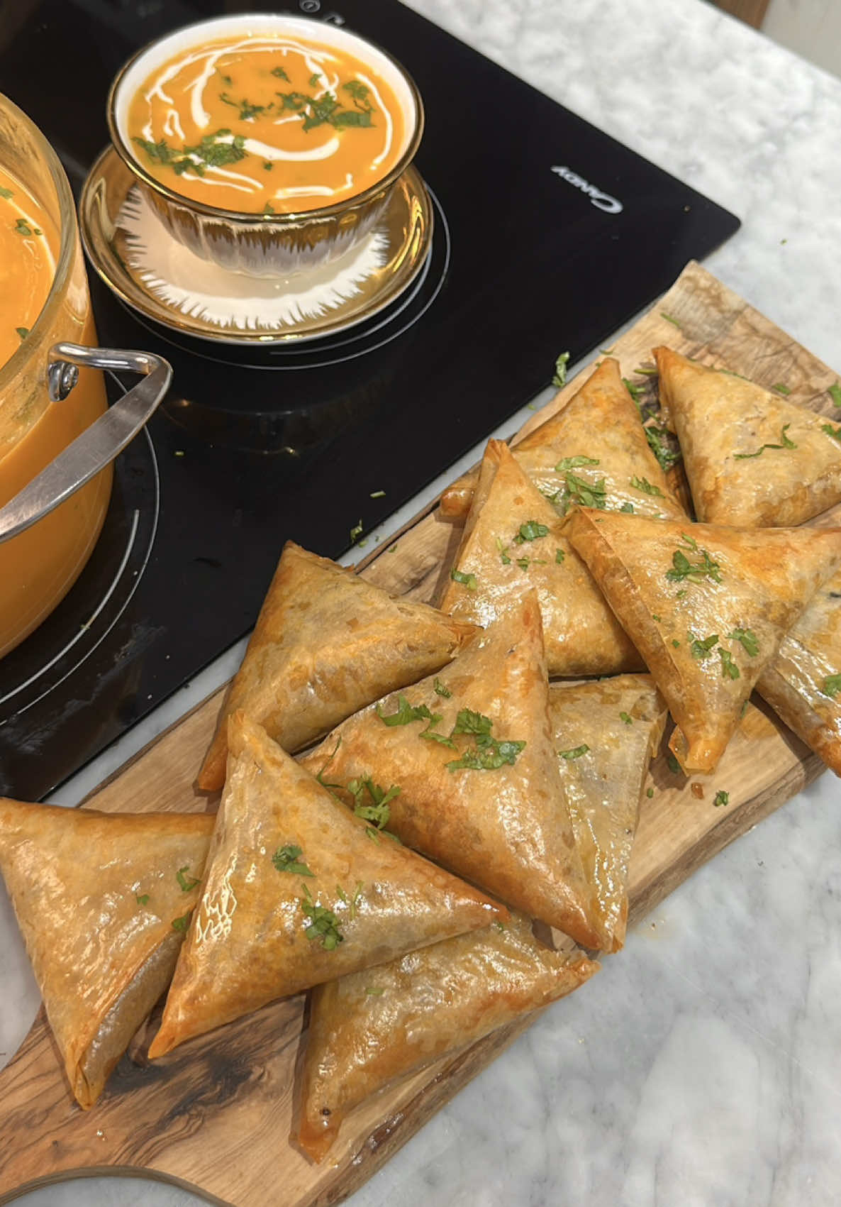 بريوات بالكفتة وااعرين جربوهم ✨❤️❤️ المقادير:   زيت الزيتون  حبة بصل  كفتة  توابل : ملعقة صغيرة ملح وفلفل اسود وكمون وفلفل احمر حار و تحميرة و زنجبيل  حامض مرقد+زيتون اخضر  + قزبر و معدنوس  شعرية الصينية مسلوقة  جبن مبشور  ورقة البسطيلة  بيضة للصق  زيت للذهن  بالصحة والراحة ✨❤️ #LIVEIncentiveProgram #LIVEStory #PaidPartnership 