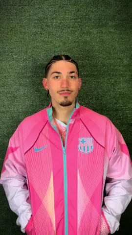 Double sided Barcelona windbreaker 🤩🔥🔥👀 >>> available now in our winter collection!! #fcbarcelona #footballtiktok #pinkjersey #vintricks #futbolfemenino 