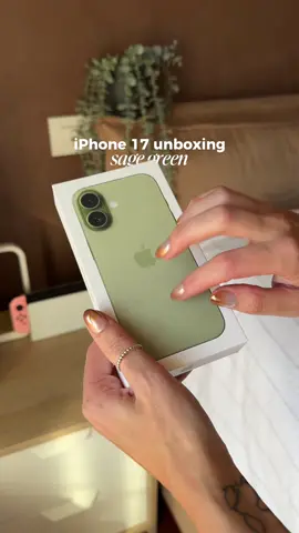 Risposta a @جود 🦢 iPhone 17 sage green unboxing 🧚 #iphone17 #iphone17unboxing #iphone17green #greeniphone #greenaesthetic supplied
