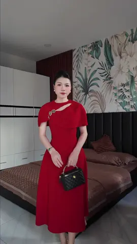 Đỏ hay đen đẹp hơn đây c/e #camtu #xuhuong #review #thoitrang #damtiec 